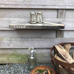 Wandplank voor binnen of buiten - Birdy - Zwart gebeitst - Raven - L 55 x B 15 x H 3,5 cm Wandplank voor binnen of buiten - Birdy - Zwart gebeitst - Raven - L 55 x B 15 x H 3,5 cm